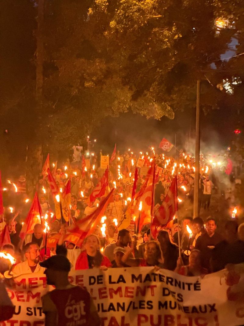 Immense marche aux flambeaux pour sauver l'hôpital des Mureaux !!!!