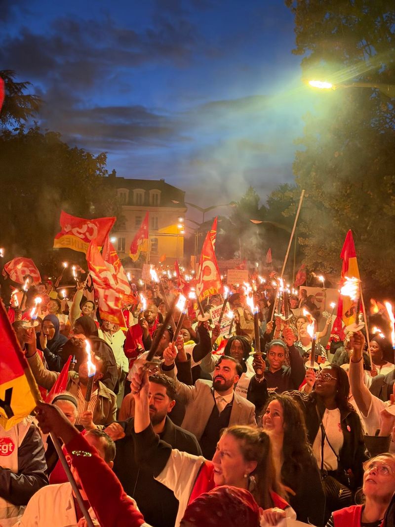Immense marche aux flambeaux pour sauver l'hôpital des Mureaux !!!!