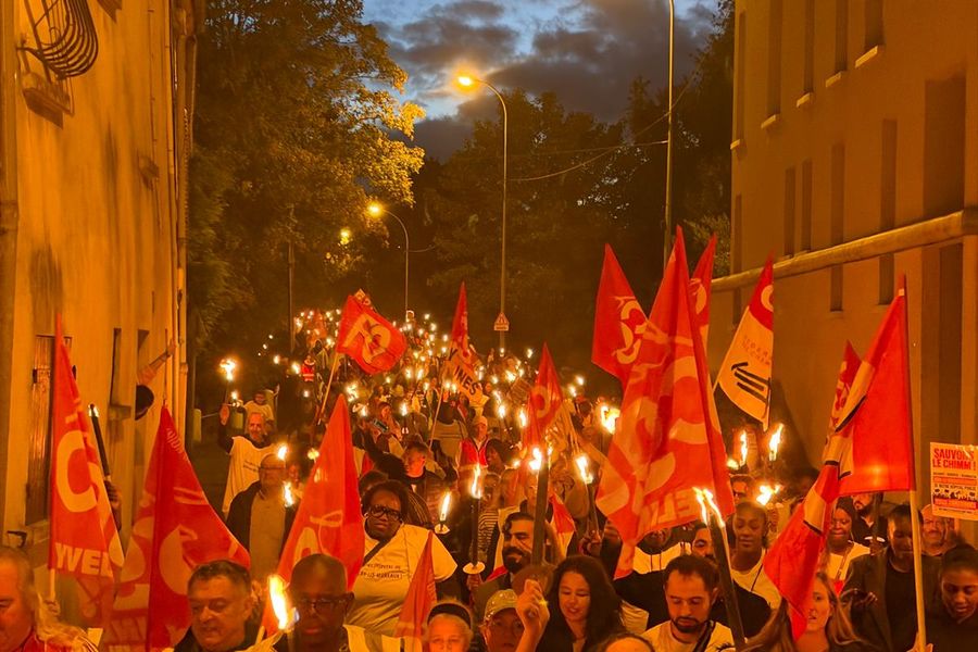 Immense marche aux flambeaux pour sauver l'hôpital des Mureaux !!!!
