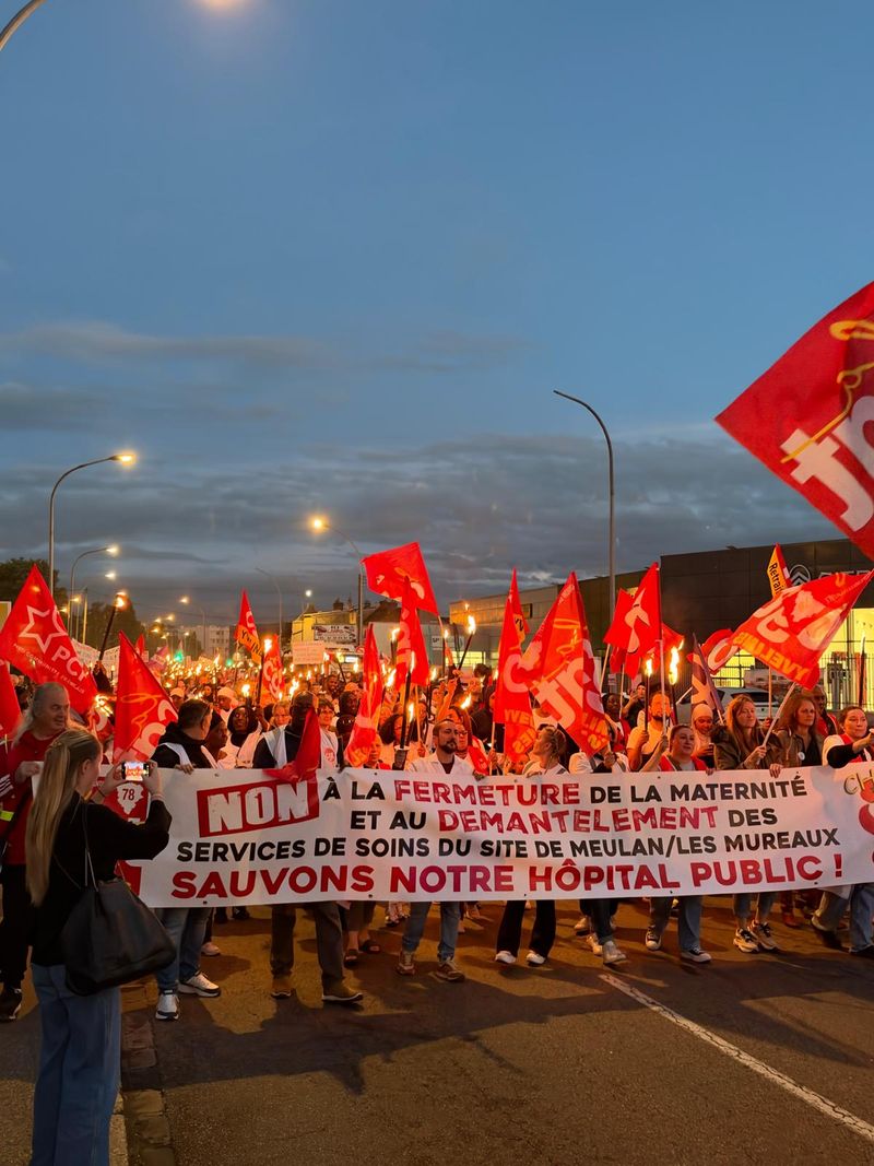 Immense marche aux flambeaux pour sauver l'hôpital des Mureaux !!!!